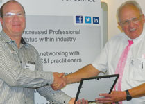 Eric Carter (right) hands the SAIMC presenters’ certificate to Gavin van Rooy after 
the presentation.